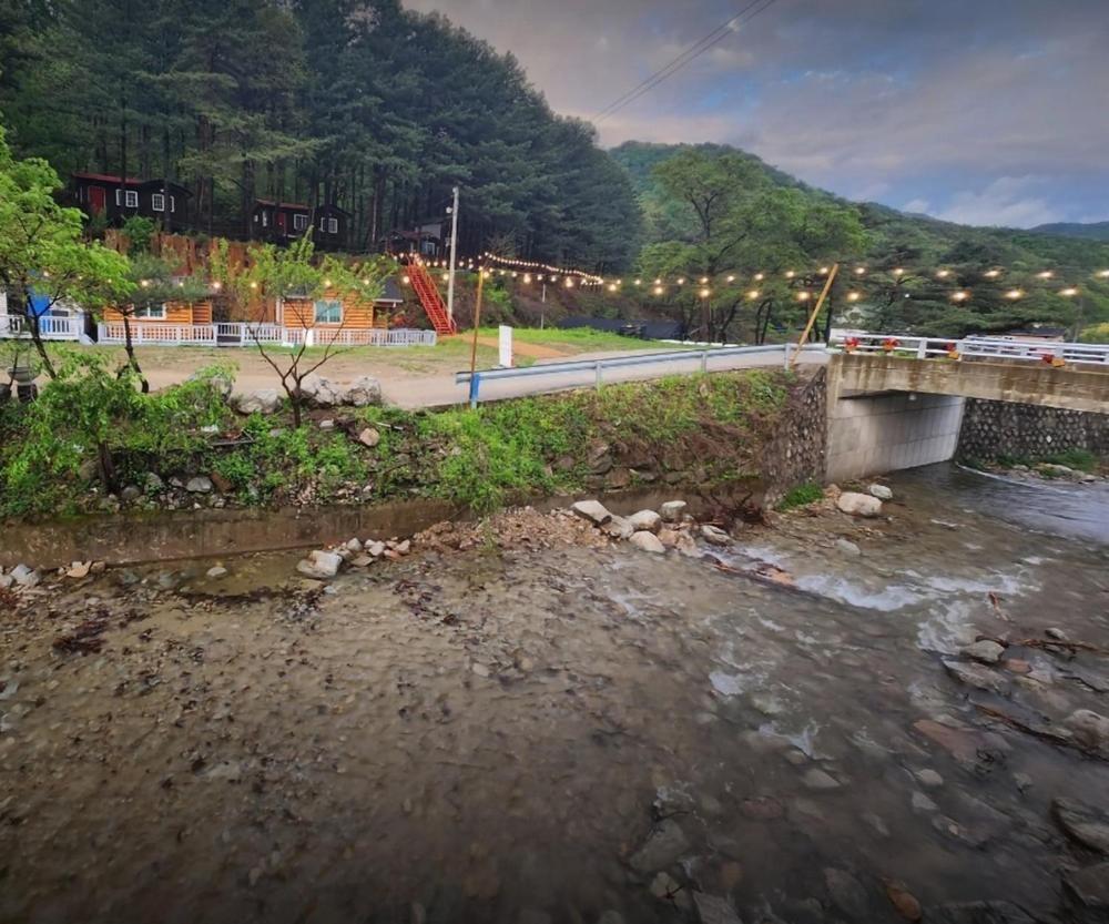 Hongcheon Gongjaksan Recreational Forest Pension Luaran gambar